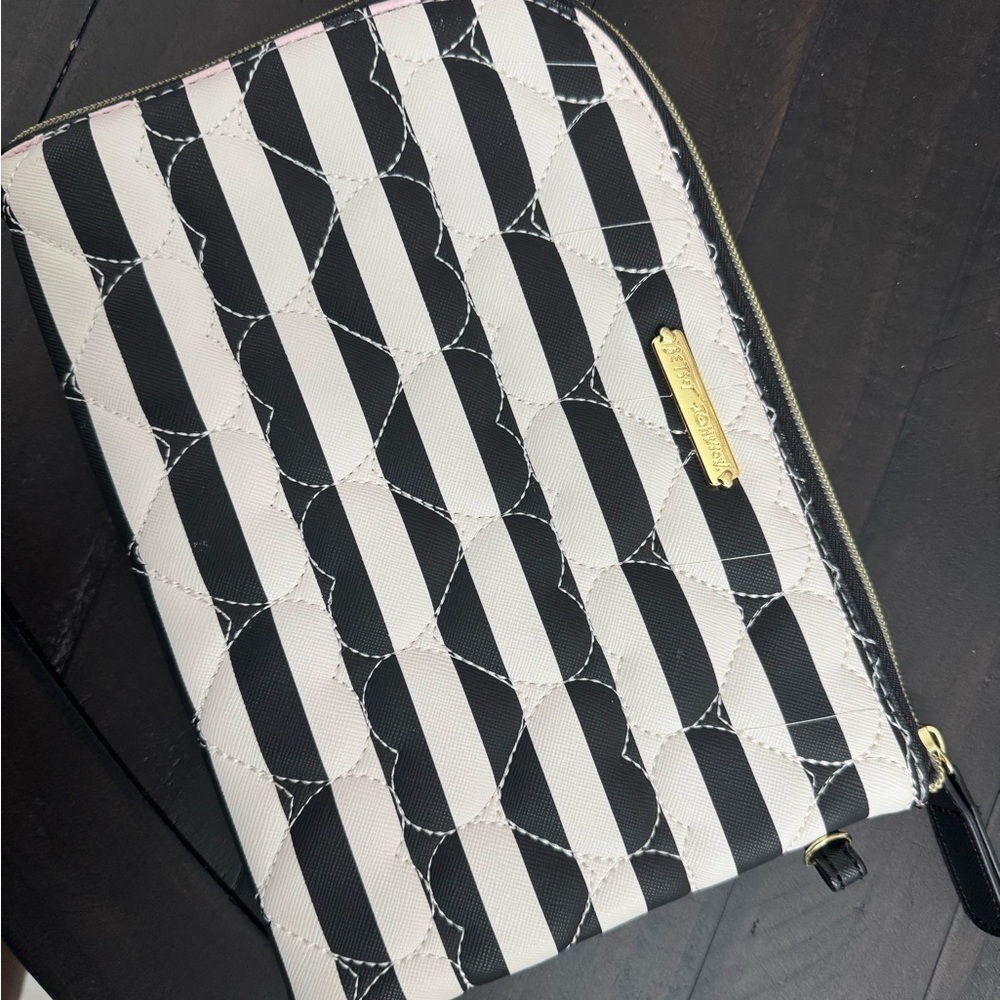 Betsey Johnson Striped hearts collection Quilted Wallet Clutch -Black white NEW